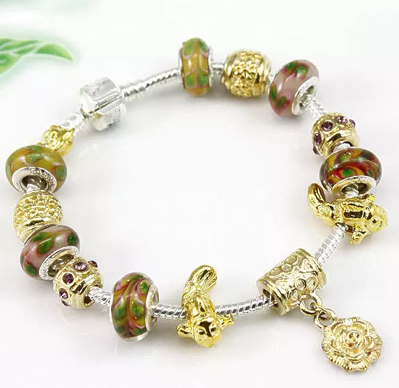 Gold Bracelet Pandora (38 mga larawan): Mga modelo na may pilak alindog na may ginto, katad at ginto, mga review 3068_7