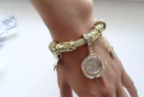 Gouden armband pandora (38 foto's): modellen mei sulveren sjarme mei goud, lear en goud, resinsjes 3068_9