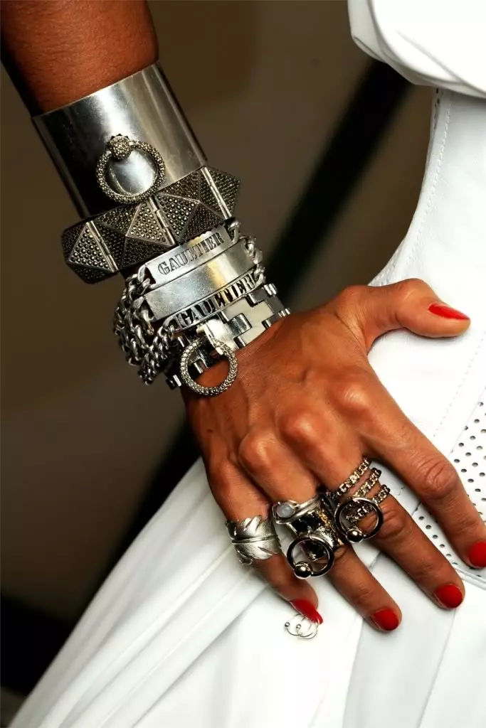 Szerokie bransoletki (73 zdjęcia): Masywne modele żeńskie, ręka biżuteria, grube modele 3070_13