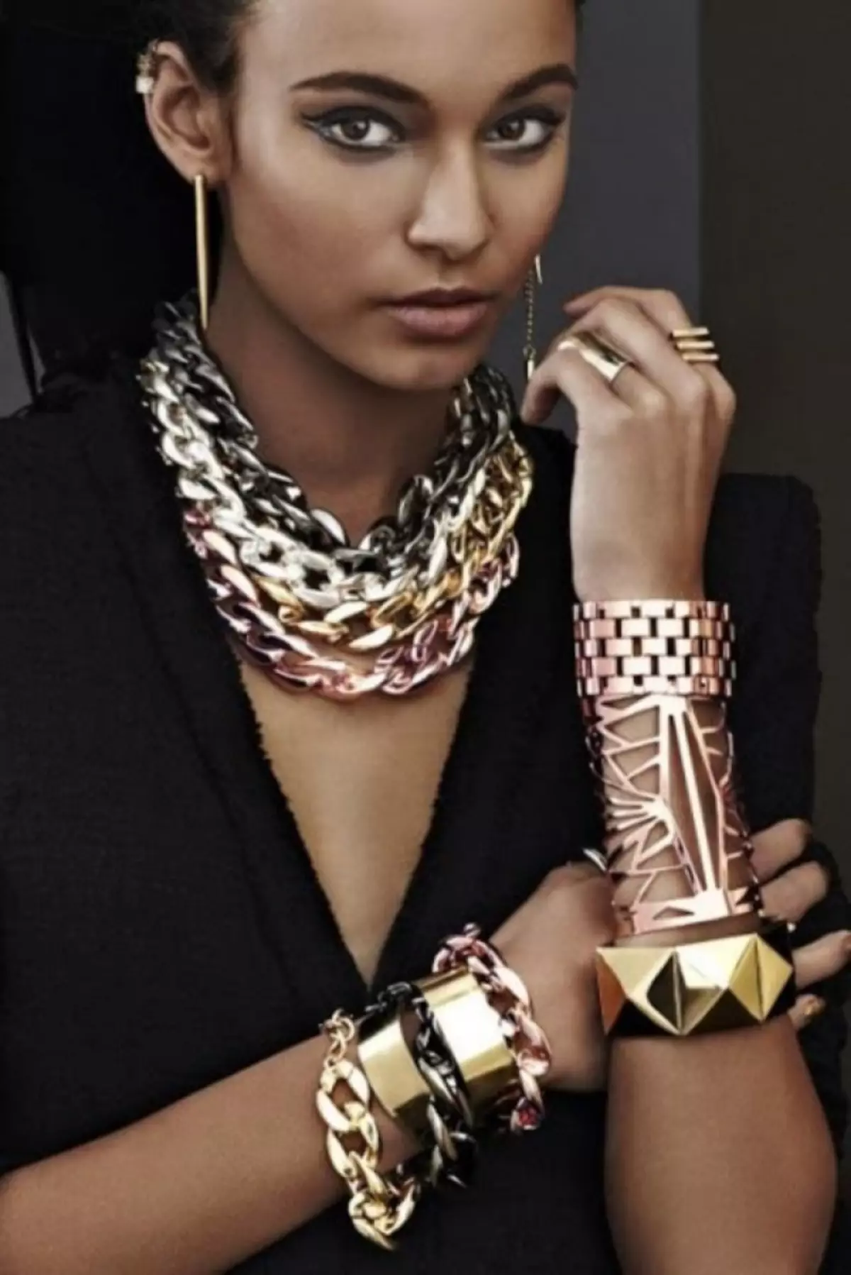 寬手鐲（73張照片）：大型女性型號，珠寶手，厚型號 3070_59