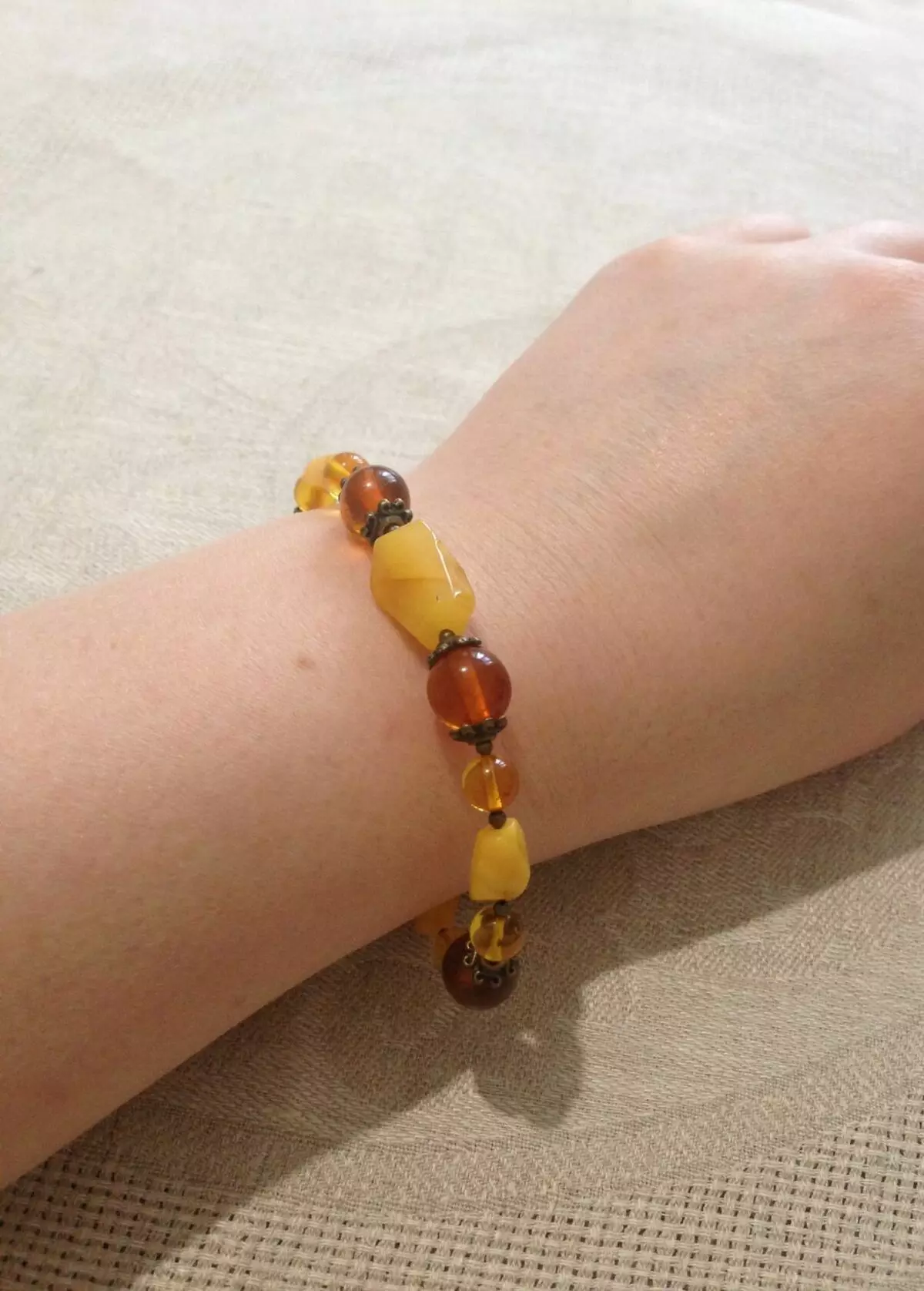 Amber Bracelet (51 foto's): Eigenschappen van Amber Bracelet, op welke hand draagt 3082_10