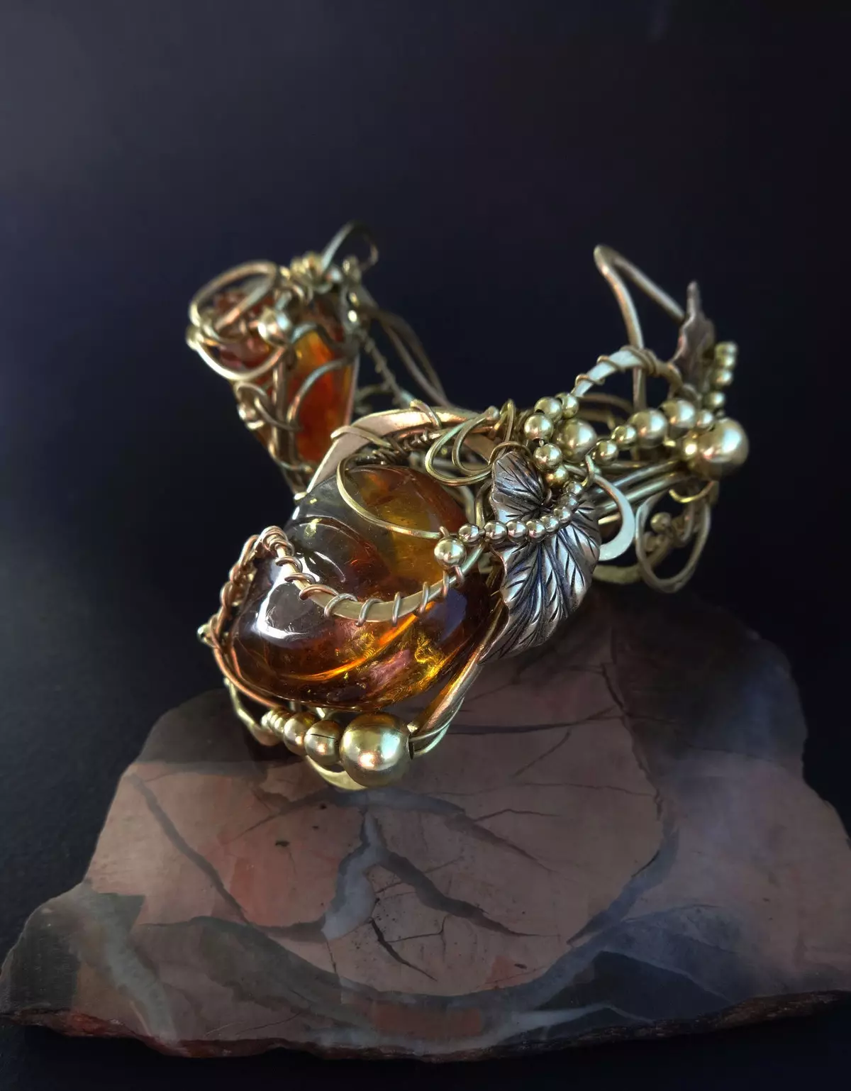 Amber Bracelet (51 foto's): Eigenschappen van Amber Bracelet, op welke hand draagt 3082_17