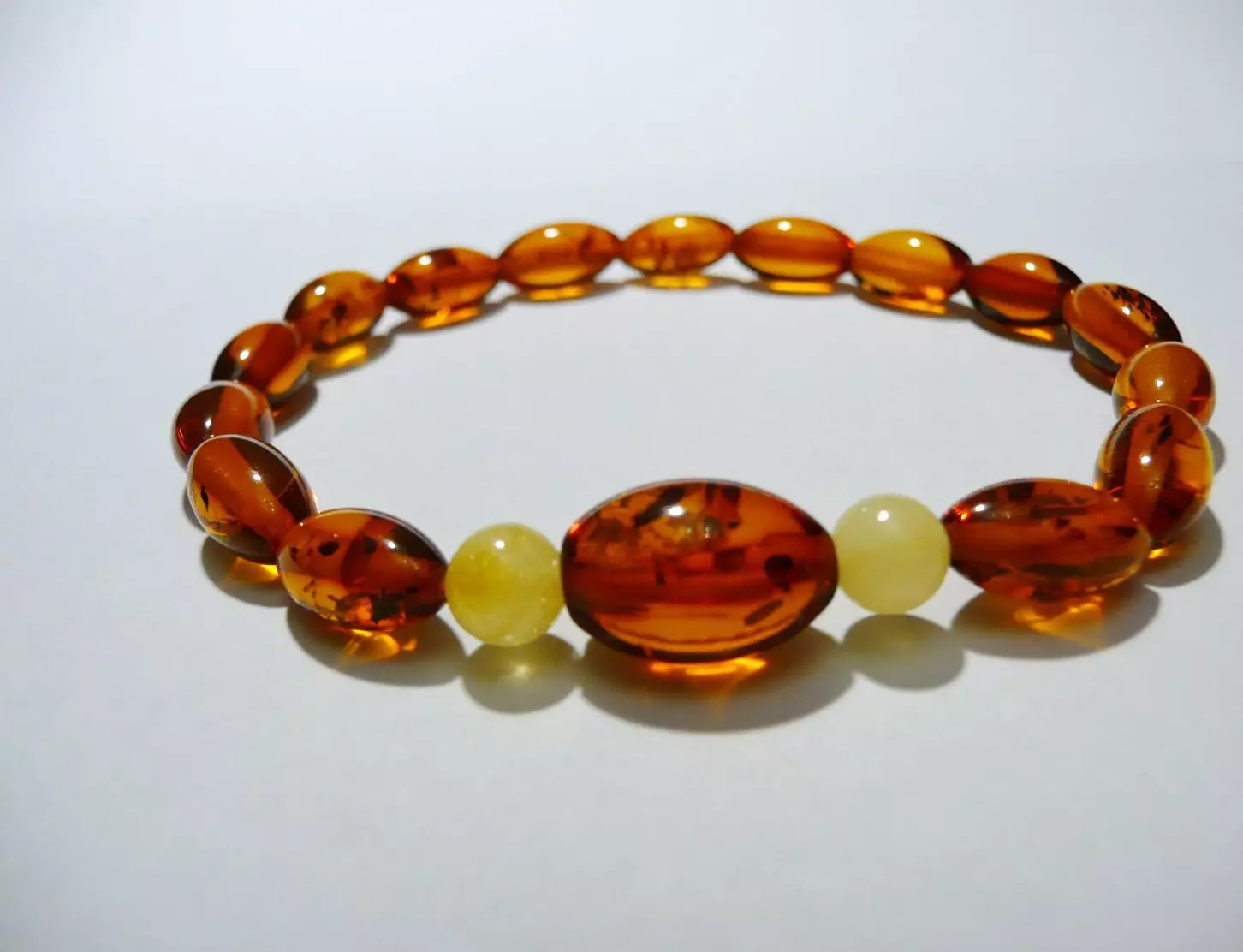 Amber eskumuturrekoa (51 argazki): Amber eskumuturreko propietateak, zer eskuz jantzita 3082_34