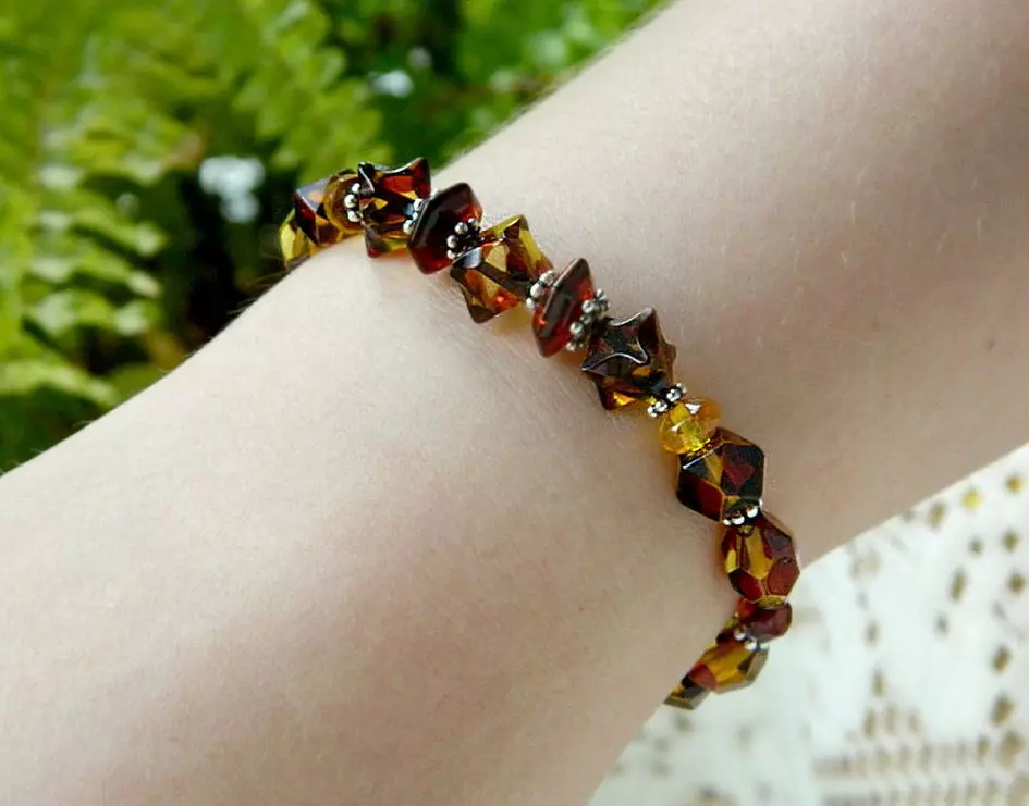 Amber Bracelet (51 foto's): Eigenschappen van Amber Bracelet, op welke hand draagt 3082_38