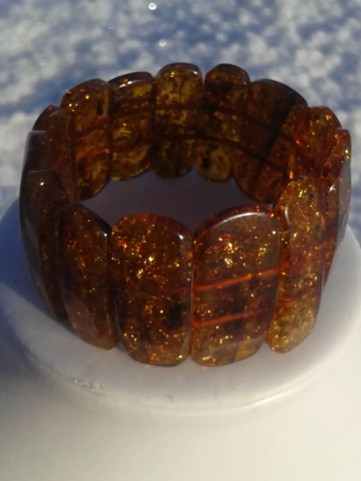 Amber eskumuturrekoa (51 argazki): Amber eskumuturreko propietateak, zer eskuz jantzita 3082_41