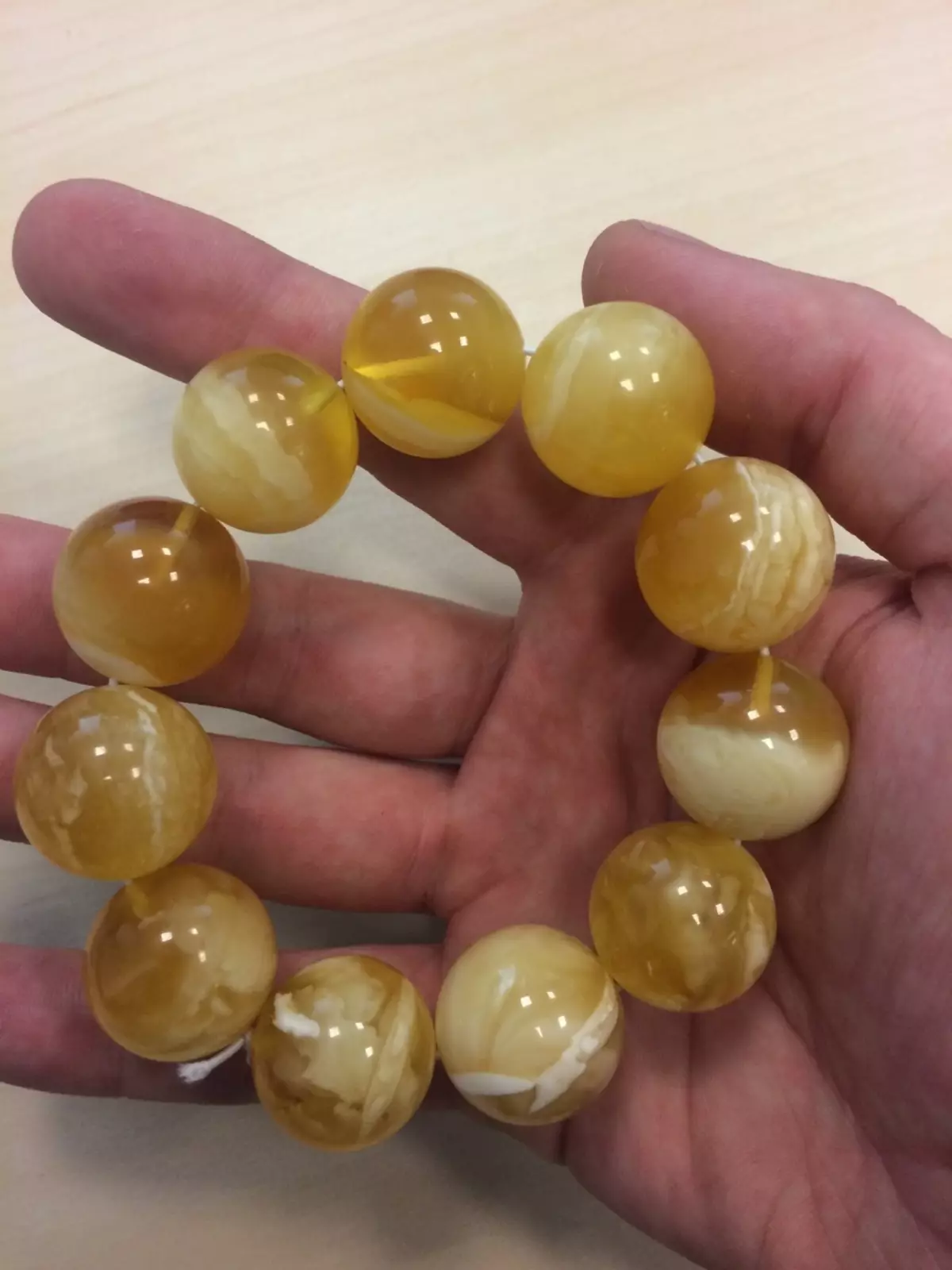 Amber eskumuturrekoa (51 argazki): Amber eskumuturreko propietateak, zer eskuz jantzita 3082_43
