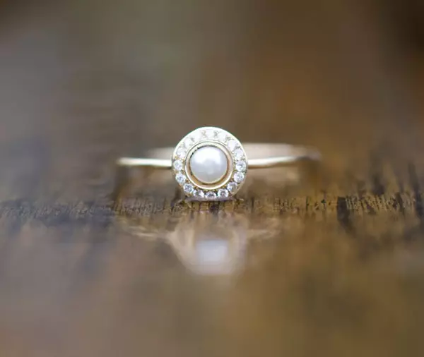 Žiedas su perlais (66 nuotraukos): auksas ir sidabras su dideliu ir mažu perlu 3088_24