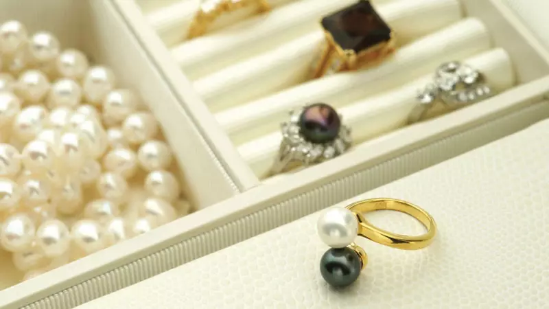 Žiedas su perlais (66 nuotraukos): auksas ir sidabras su dideliu ir mažu perlu 3088_64