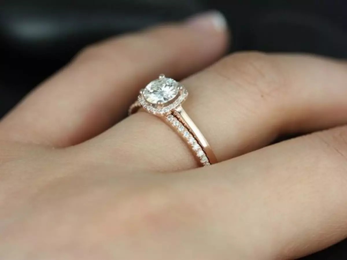 Помолвочное кольцо с бриллиантом и обручальное