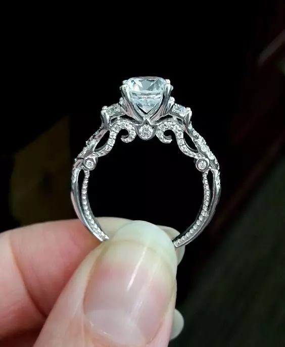 Diamond Ring (119 foto): Ramping Cantik dengan Sapphire dan Lintasan Berlian dalam lingkaran 3094_69