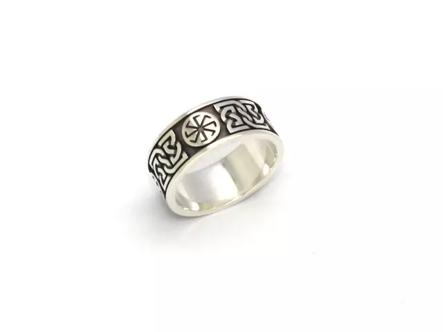 Slovanské prsteny (77 fotek): Znakové kroužky se symboly starověkých Slovanů a runů, ženských proutěných modelů 3095_17