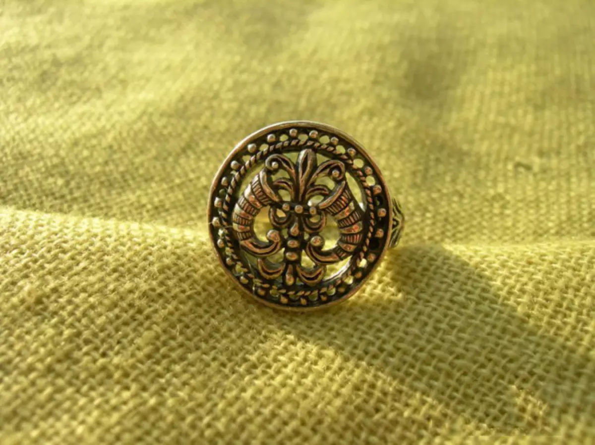 Slavic gyűrűk (77 fotók): karaktergyűrűk az ősi szlávok és rúnák szimbólumaival, női fonott modellekkel 3095_26