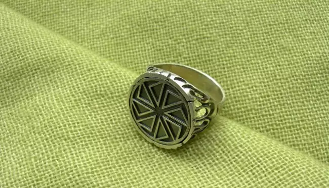 Славянски пръстени (77 снимки): знаци пръстени със символи на древни славяни и руни, женски плетени модели 3095_33