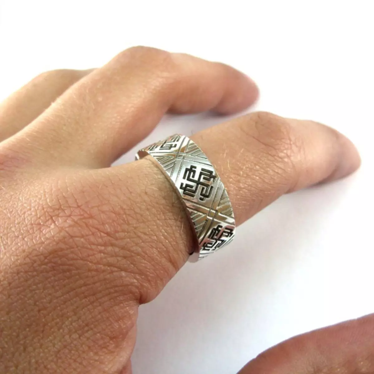 Slavenski prstenovi (77 fotografija): Znak prstenovi sa simbolima drevnih Slavena i runa, ženski Wicker modeli 3095_46