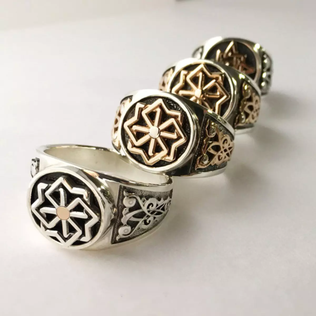 حلقه های اسلاوی (77 عکس): حلقه های شخصیتی با نمادهای اسرارآمیز های باستانی و رولز، مدل های Wicker زن 3095_5