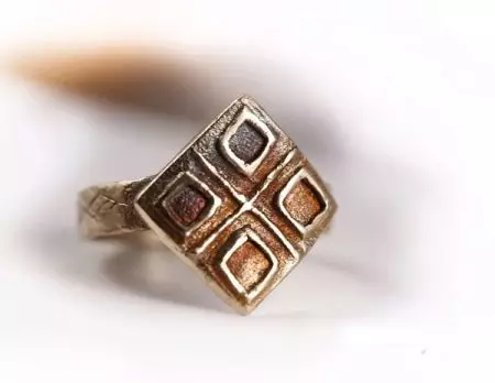 حلقه های اسلاوی (77 عکس): حلقه های شخصیتی با نمادهای اسرارآمیز های باستانی و رولز، مدل های Wicker زن 3095_57