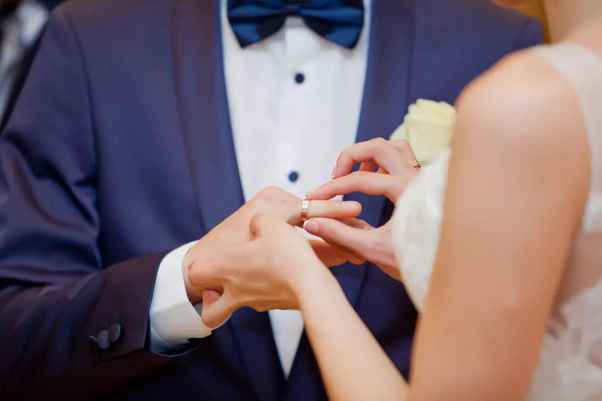 Çfarë dore është unaza e dasmës (83 foto): çfarë gishti keni vënë në, ku ne jemi të veshur në të majtën tuaj, dhe ku në të djathtë 3099_10