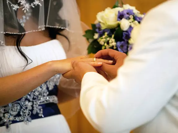 Ce mână este inelul de nuntă (83 fotografii): Ce degetul pe care îl puneți, unde suntem purtați în stânga dvs. și unde pe dreapta 3099_11