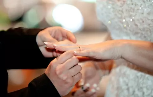 Çfarë dore është unaza e dasmës (83 foto): çfarë gishti keni vënë në, ku ne jemi të veshur në të majtën tuaj, dhe ku në të djathtë 3099_12