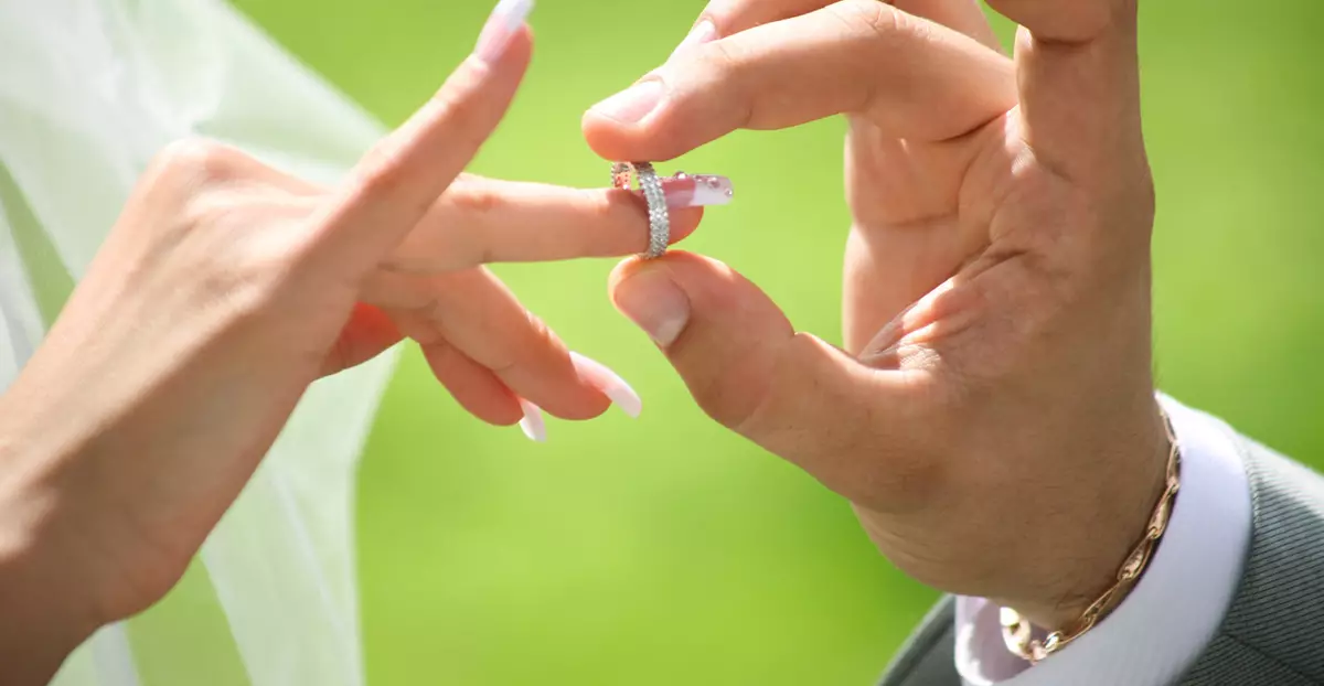 Che mano è il wedding ring (83 foto): che dito metti su, dove siamo indossati alla tua sinistra, e dove a destra 3099_13