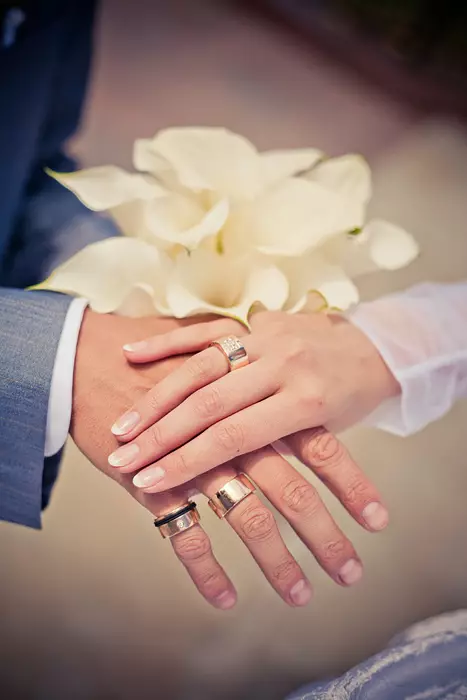 Çfarë dore është unaza e dasmës (83 foto): çfarë gishti keni vënë në, ku ne jemi të veshur në të majtën tuaj, dhe ku në të djathtë 3099_24