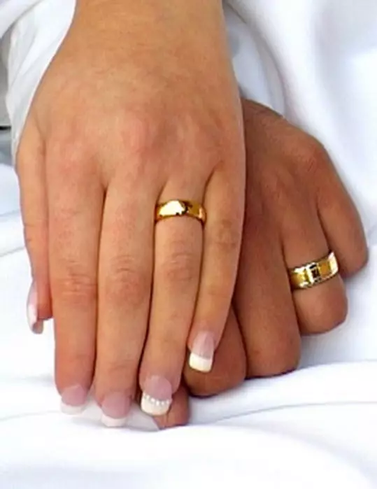 Welke hand is de trouwring (83 foto's): welke vinger je aantrok, waar we aan je linkerhand worden gedragen en waar rechts 3099_25