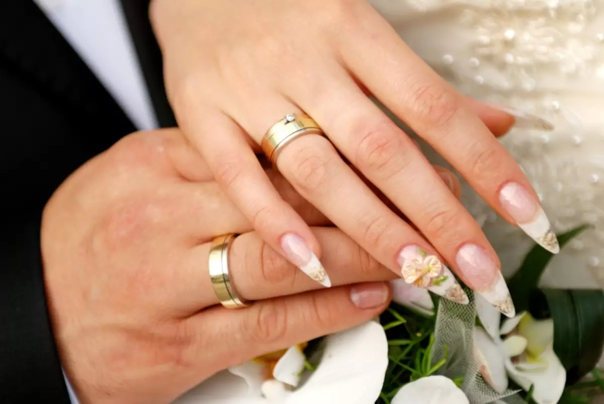 લગ્નની રીંગ (83 ફોટા) કયા હાથ છે: તમે કઈ આંગળી મૂકી છો, જ્યાં અમે તમારા ડાબા પર પહેર્યા છે, અને જ્યાં જમણી બાજુએ 3099_26