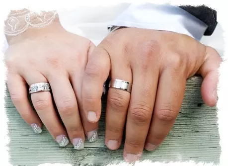 Çfarë dore është unaza e dasmës (83 foto): çfarë gishti keni vënë në, ku ne jemi të veshur në të majtën tuaj, dhe ku në të djathtë 3099_27