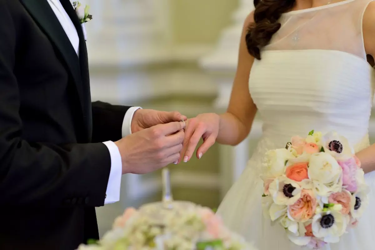 લગ્નની રીંગ (83 ફોટા) કયા હાથ છે: તમે કઈ આંગળી મૂકી છો, જ્યાં અમે તમારા ડાબા પર પહેર્યા છે, અને જ્યાં જમણી બાજુએ 3099_5
