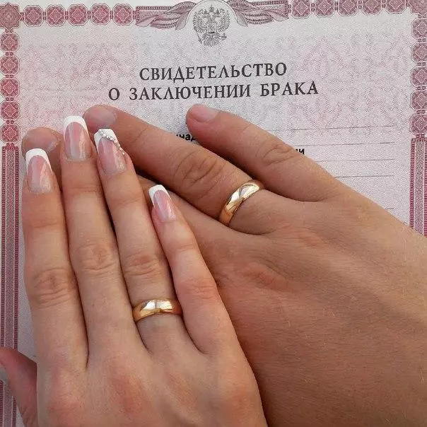 Çfarë dore është unaza e dasmës (83 foto): çfarë gishti keni vënë në, ku ne jemi të veshur në të majtën tuaj, dhe ku në të djathtë 3099_57