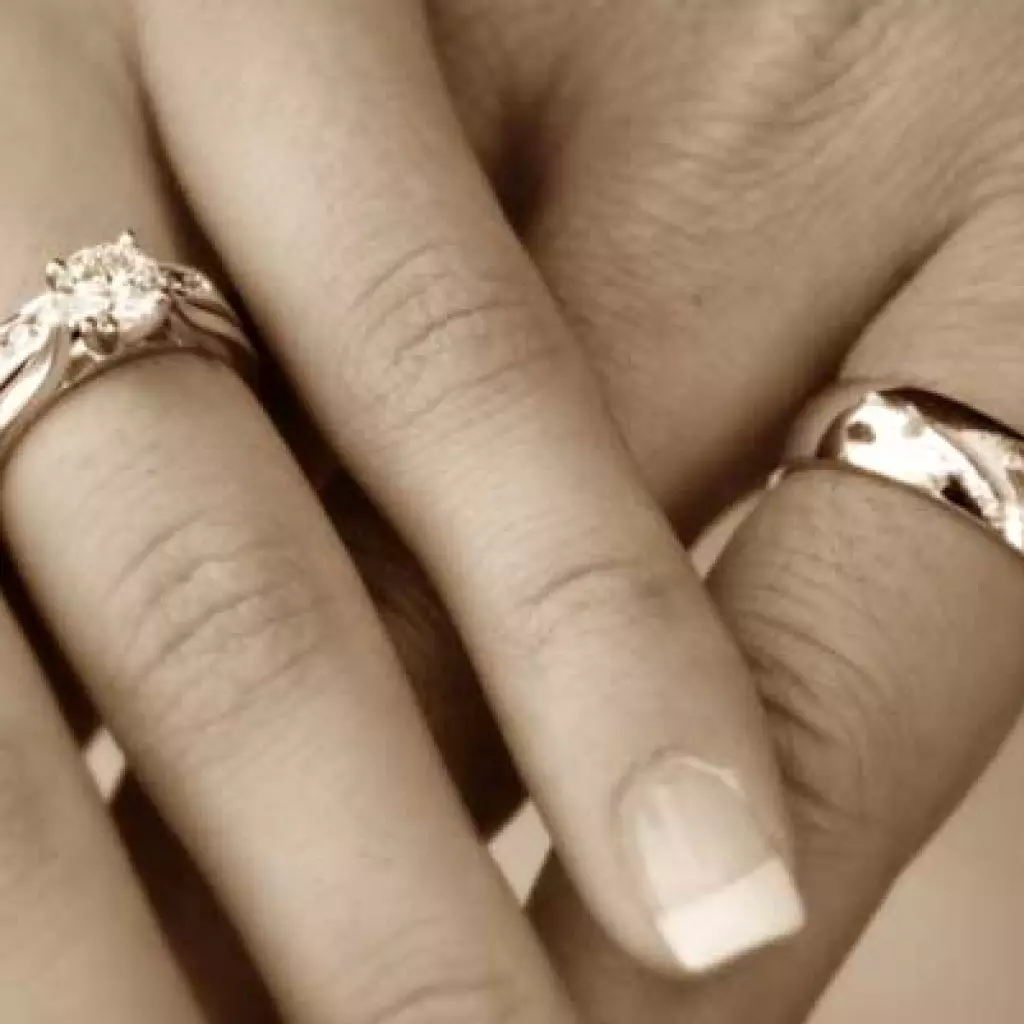 Ce mână este inelul de nuntă (83 fotografii): Ce degetul pe care îl puneți, unde suntem purtați în stânga dvs. și unde pe dreapta 3099_58