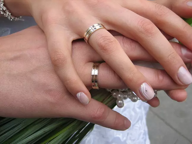 شادی کی انگوٹی کیا ہاتھ ہے (83 فوٹو): آپ کیا انگلی ڈالتے ہیں، جہاں ہم آپ کے بائیں پر پہنا رہے ہیں، اور جہاں دائیں پر پہنا جاتا ہے 3099_59