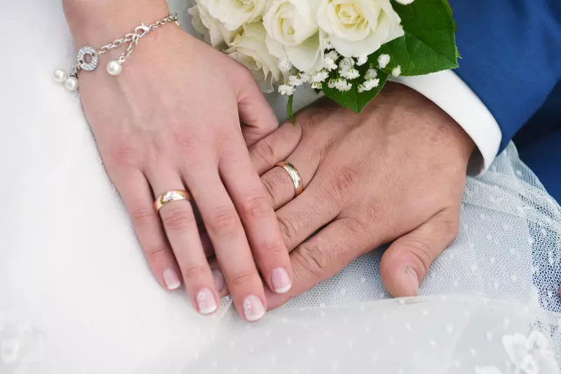 Која рака е свадбениот прстен (83 фотографии): Кој прст го ставаш, каде што се носи на левата страна и каде е на десната страна 3099_60