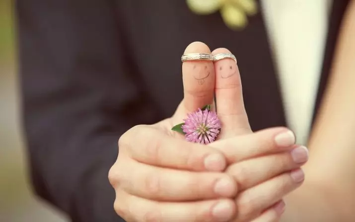 લગ્નની રીંગ (83 ફોટા) કયા હાથ છે: તમે કઈ આંગળી મૂકી છો, જ્યાં અમે તમારા ડાબા પર પહેર્યા છે, અને જ્યાં જમણી બાજુએ 3099_61