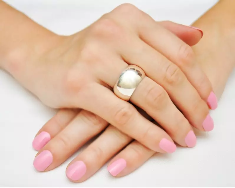 Ce mână este inelul de nuntă (83 fotografii): Ce degetul pe care îl puneți, unde suntem purtați în stânga dvs. și unde pe dreapta 3099_63