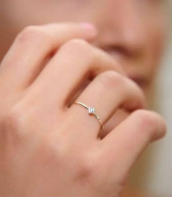 Çfarë dore është unaza e dasmës (83 foto): çfarë gishti keni vënë në, ku ne jemi të veshur në të majtën tuaj, dhe ku në të djathtë 3099_65