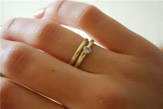 લગ્નની રીંગ (83 ફોટા) કયા હાથ છે: તમે કઈ આંગળી મૂકી છો, જ્યાં અમે તમારા ડાબા પર પહેર્યા છે, અને જ્યાં જમણી બાજુએ 3099_66