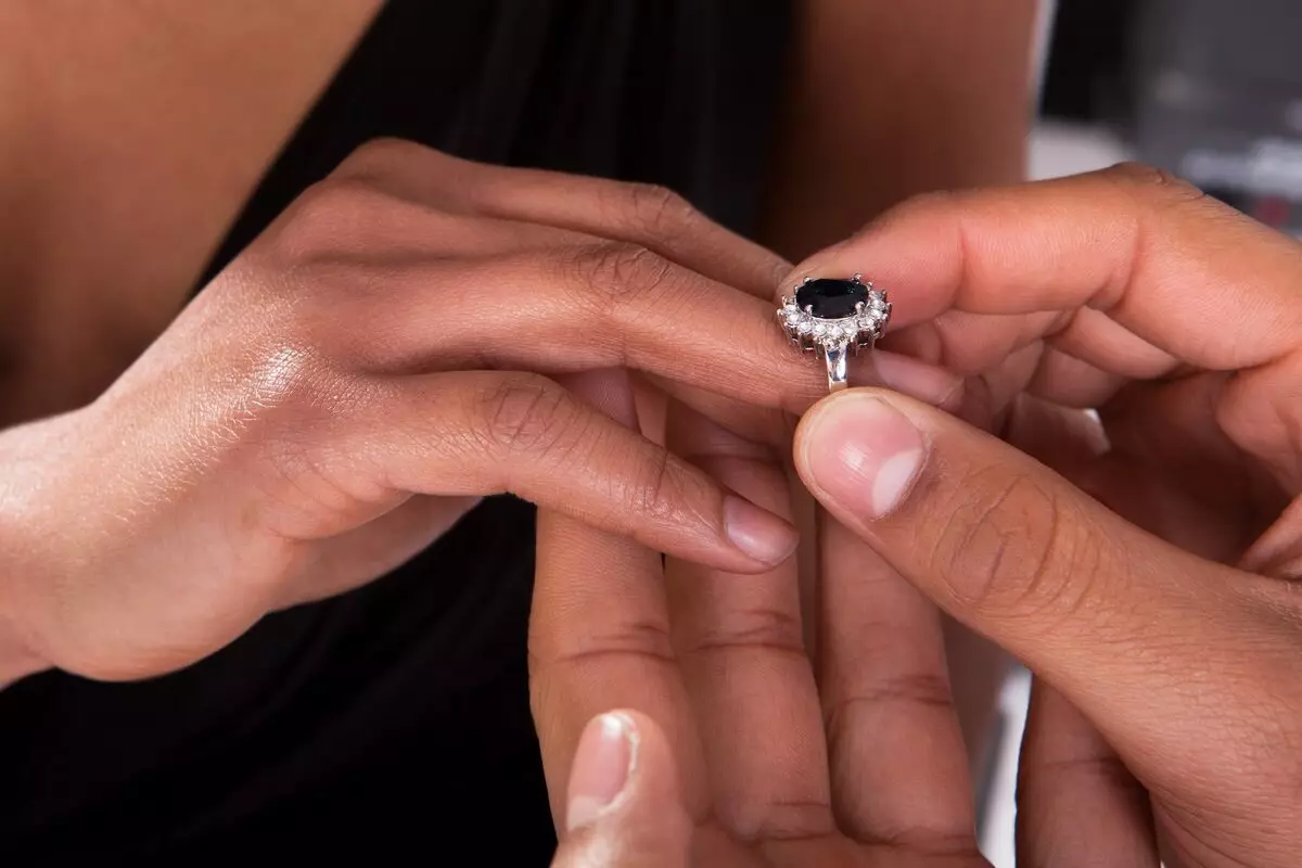 Ce mână este inelul de nuntă (83 fotografii): Ce degetul pe care îl puneți, unde suntem purtați în stânga dvs. și unde pe dreapta 3099_68