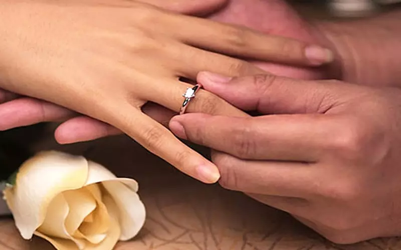Çfarë dore është unaza e dasmës (83 foto): çfarë gishti keni vënë në, ku ne jemi të veshur në të majtën tuaj, dhe ku në të djathtë 3099_69