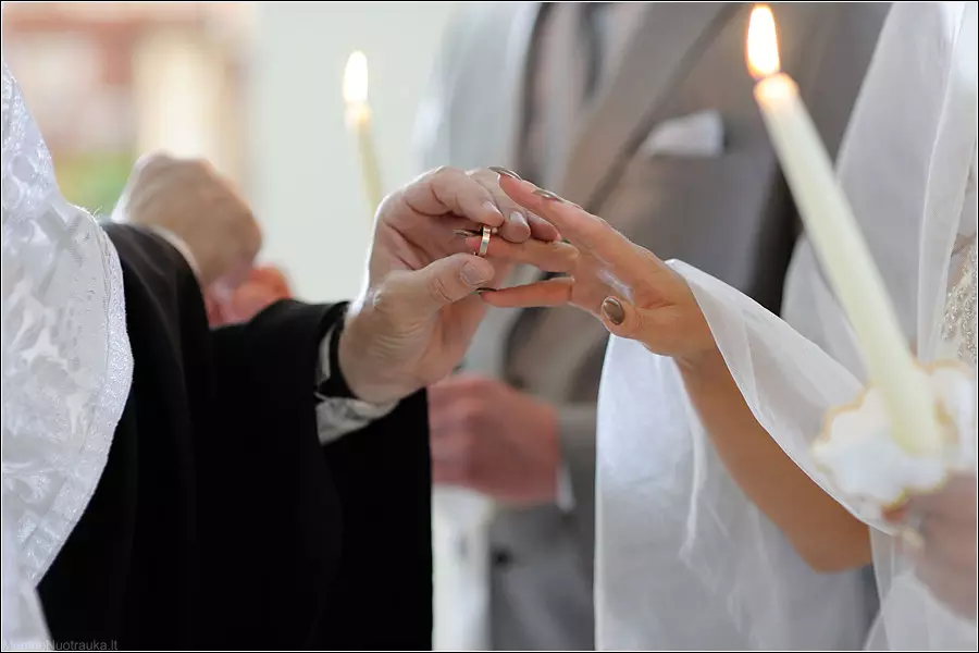 લગ્નની રીંગ (83 ફોટા) કયા હાથ છે: તમે કઈ આંગળી મૂકી છો, જ્યાં અમે તમારા ડાબા પર પહેર્યા છે, અને જ્યાં જમણી બાજુએ 3099_7