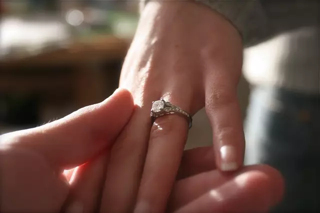 Која рака е свадбениот прстен (83 фотографии): Кој прст го ставаш, каде што се носи на левата страна и каде е на десната страна 3099_71