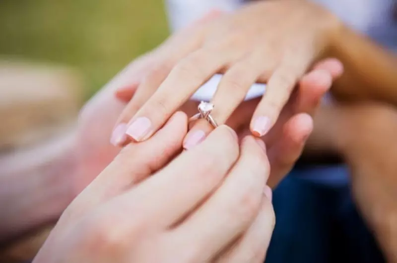 Ce mână este inelul de nuntă (83 fotografii): Ce degetul pe care îl puneți, unde suntem purtați în stânga dvs. și unde pe dreapta 3099_72