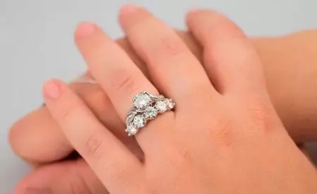 Çfarë dore është unaza e dasmës (83 foto): çfarë gishti keni vënë në, ku ne jemi të veshur në të majtën tuaj, dhe ku në të djathtë 3099_73