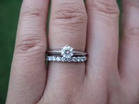 شادی کی انگوٹی کیا ہاتھ ہے (83 فوٹو): آپ کیا انگلی ڈالتے ہیں، جہاں ہم آپ کے بائیں پر پہنا رہے ہیں، اور جہاں دائیں پر پہنا جاتا ہے 3099_74
