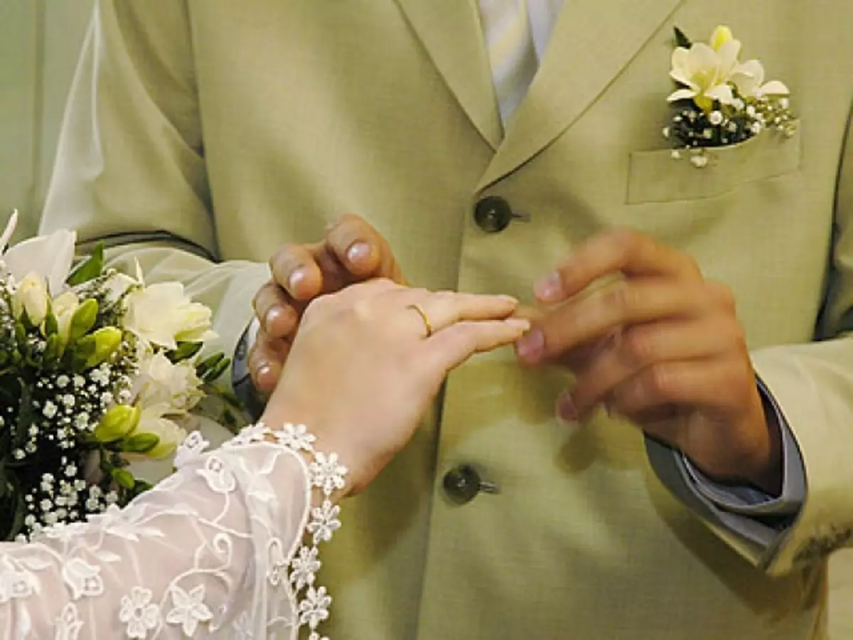 Ce mână este inelul de nuntă (83 fotografii): Ce degetul pe care îl puneți, unde suntem purtați în stânga dvs. și unde pe dreapta 3099_8
