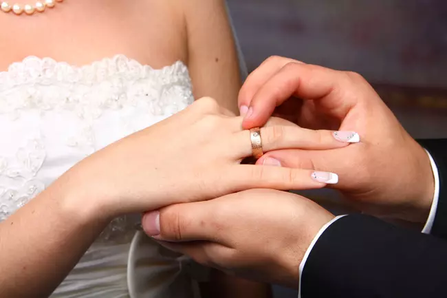 Çfarë dore është unaza e dasmës (83 foto): çfarë gishti keni vënë në, ku ne jemi të veshur në të majtën tuaj, dhe ku në të djathtë 3099_9