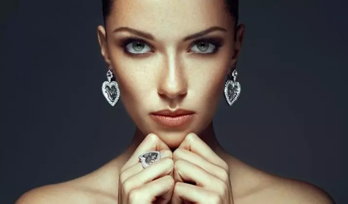 Široki prstenovi srebra (74 fotografije): zlatni i srebrni modeli, ženski prstenovi bez kamenja i umetci 3109_66