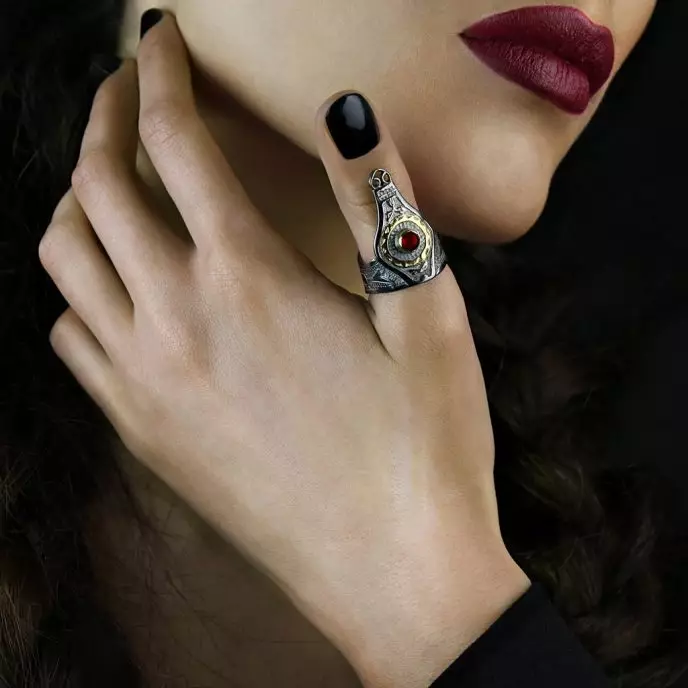 Ring (147 Foto): Cincin Perempuan Indah, Perhiasan Fashionable untuk Gadis 2021 3111_28