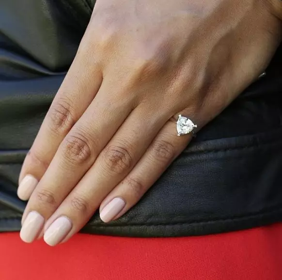 Ring (147 fotók): Gyönyörű női gyűrűk, divatos ékszerek lány 2021 3111_32