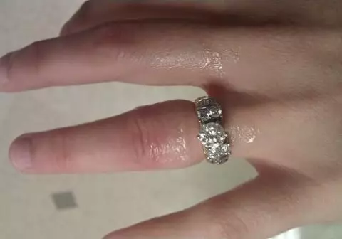 Si të hiqni unazën nga gishti (49 foto): Si të hiqni nga jehoni ose fryrë një unazë me një fije 3112_16